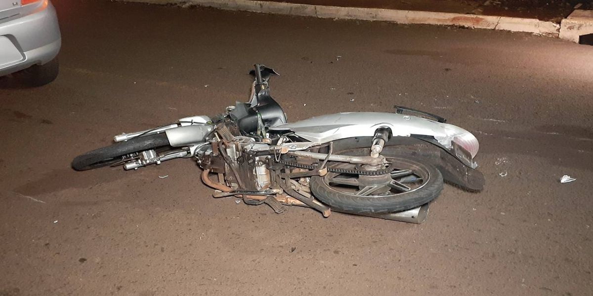 Motociclista sofre fratura em perna após forte colisão de trânsito no Bairro Morumbi
