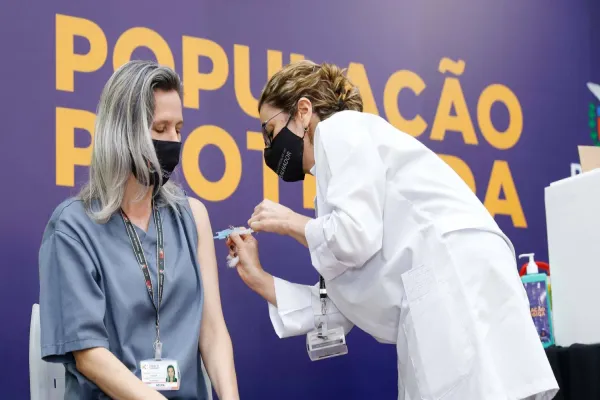 Foto relacionada a notícia: Quatro milhões de paranaenses já receberam a primeira dose contra a Covid-19