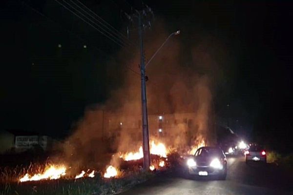 Curto circuito em um poste de energia deixa parte do Bairro Santo Inácio sem Luz e provoca incêndio