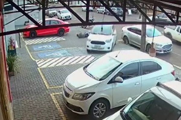 Imagem referente a notícia: Câmera de segurança registra homem sendo atingido por carro na Rua Fortaleza