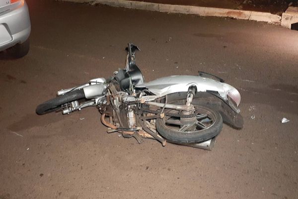 Imagem referente a notícia: Motociclista sofre fratura em perna após forte colisão de trânsito no Bairro Morumbi