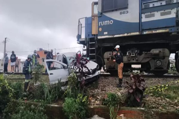 Filho se joga de carro, consegue se salvar, mas pai morre após acidente com trem