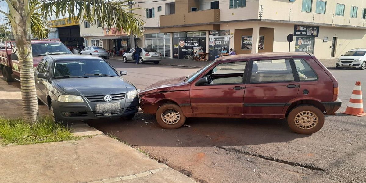 Homem passa mal e colide contra carro estacionado no bairro Alto Alegre em Cascavel