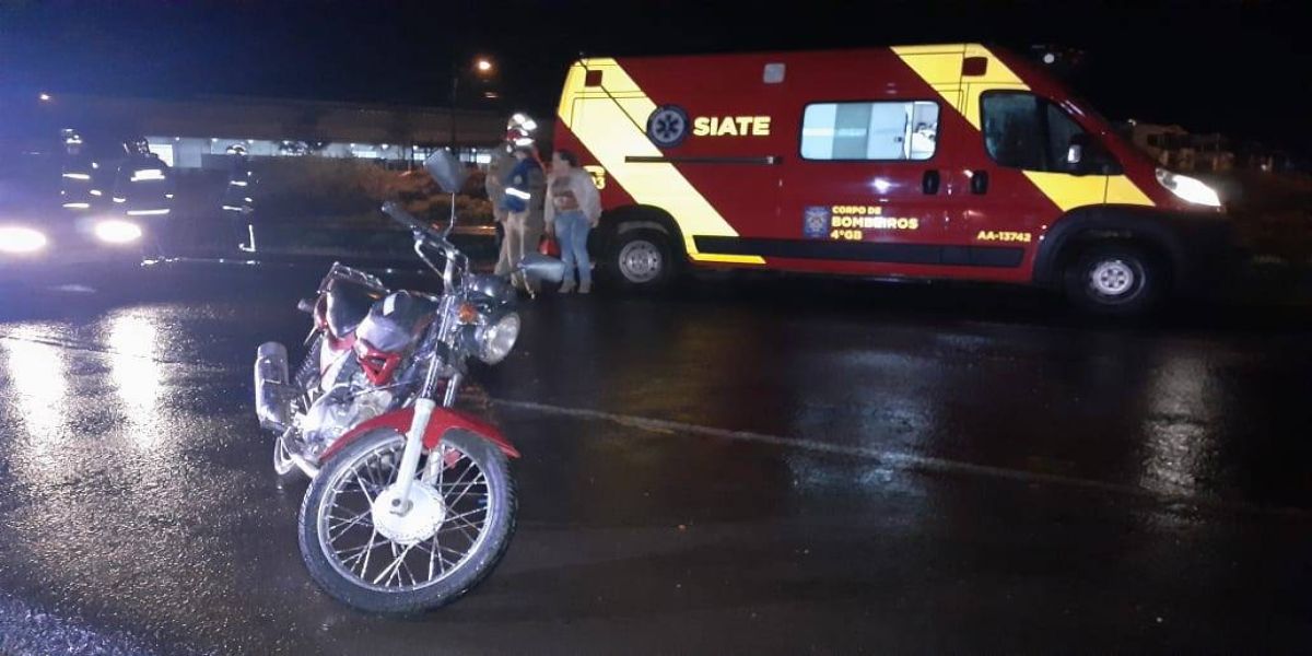 Casal sofre queda de moto após ser atingido por automóvel na BR-467 em Cascavel
