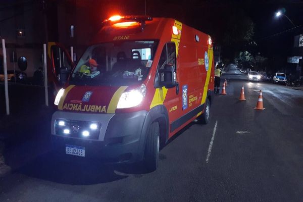 Imagem referente a notícia: Entregador sofre fratura de fêmur após forte colisão de trânsito na Rua Paraná