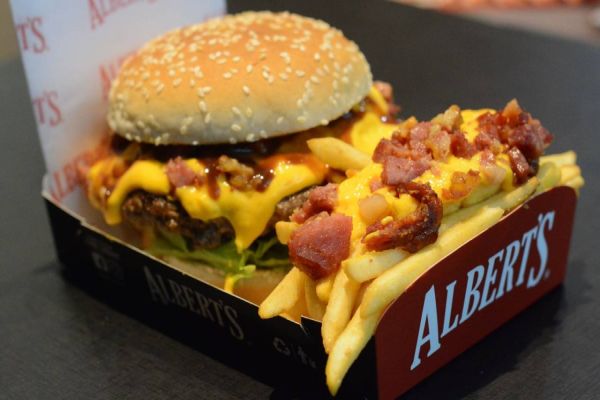 Hamburgueria gourmet com balde de batata frita inaugura em Cascavel