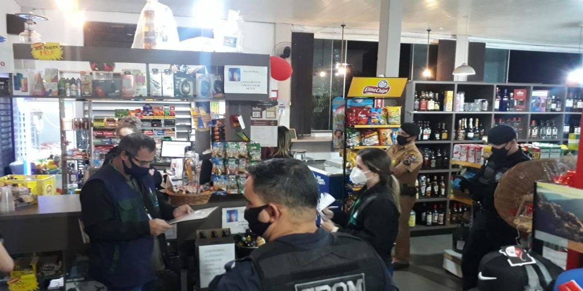 Fiscalização encerra atividades em loja de bebidas de Cascavel
