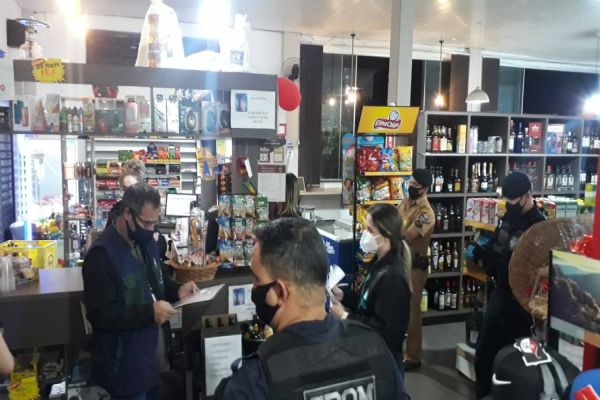 Fiscalização encerra atividades em loja de bebidas de Cascavel
