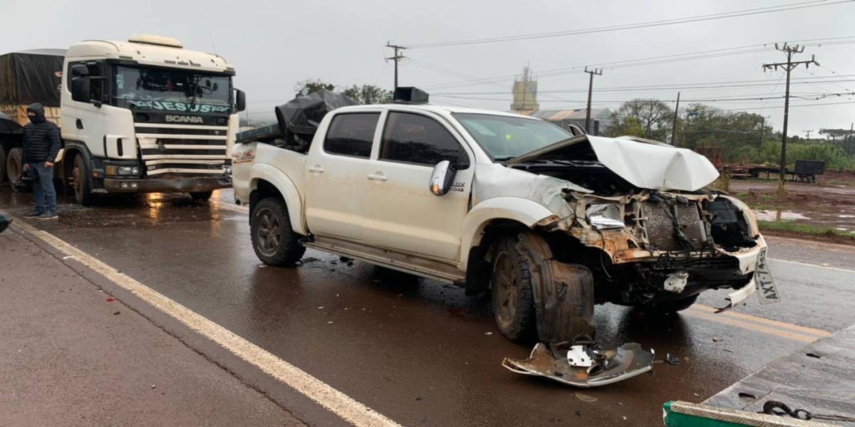 Duas pessoas ficam feridas após engavetamento com quatro veículos na BR-277 em Cascavel