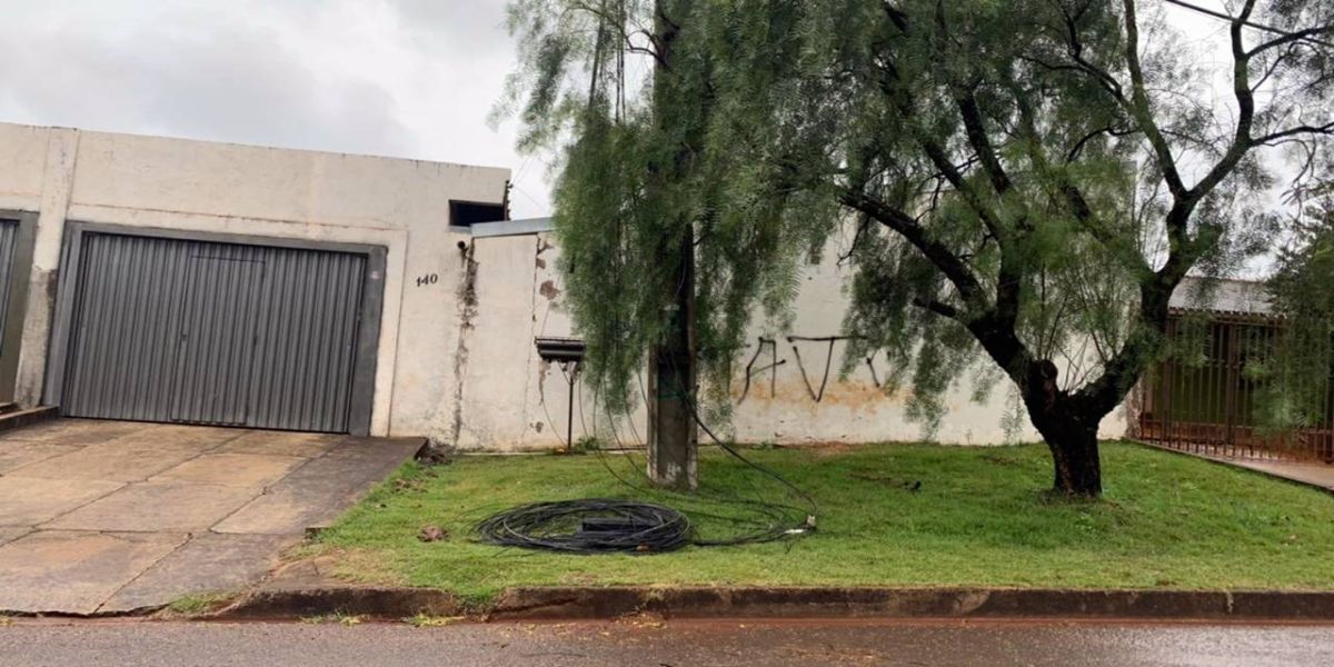 Fios de telefonia são encontrado caídos em via pública em vários pontos da cidade