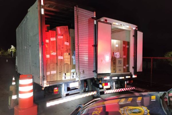 Imagem referente a notícia: Dois caminhões carregados de cigarro são apreendidos em Guaíra