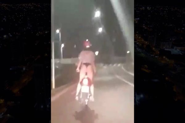 Imagem referente a notícia: Motociclista é flagrada apenas com roupas íntimas no Lago Municipal de Cascavel