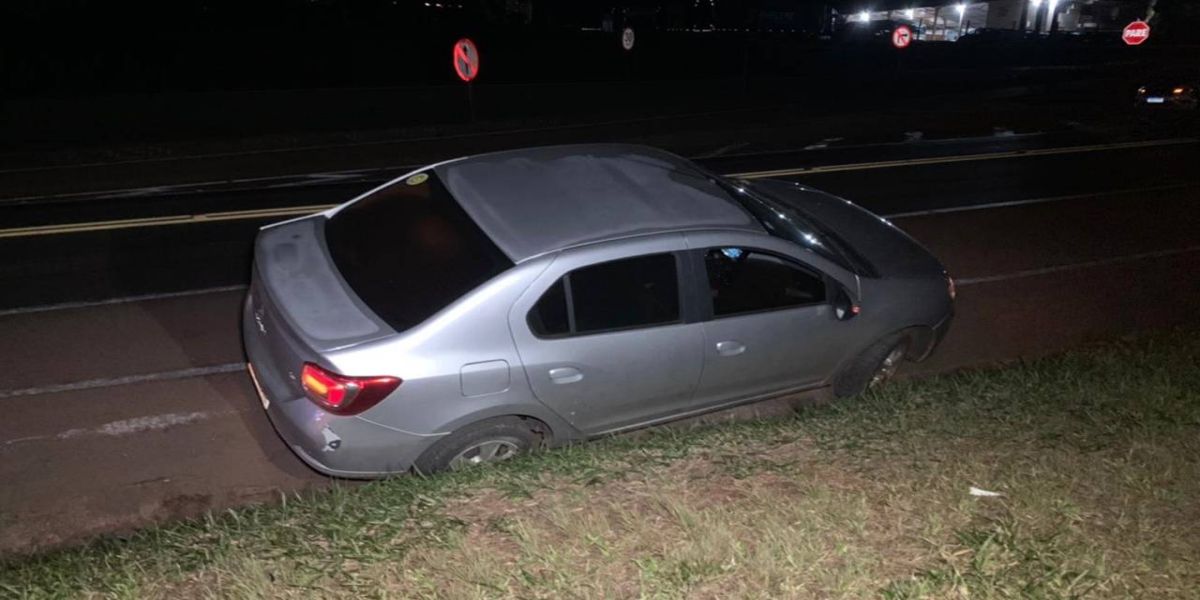 Para evitar colisão frontal; motorista joga automóvel para canaleta de escoamento de água na BR-277