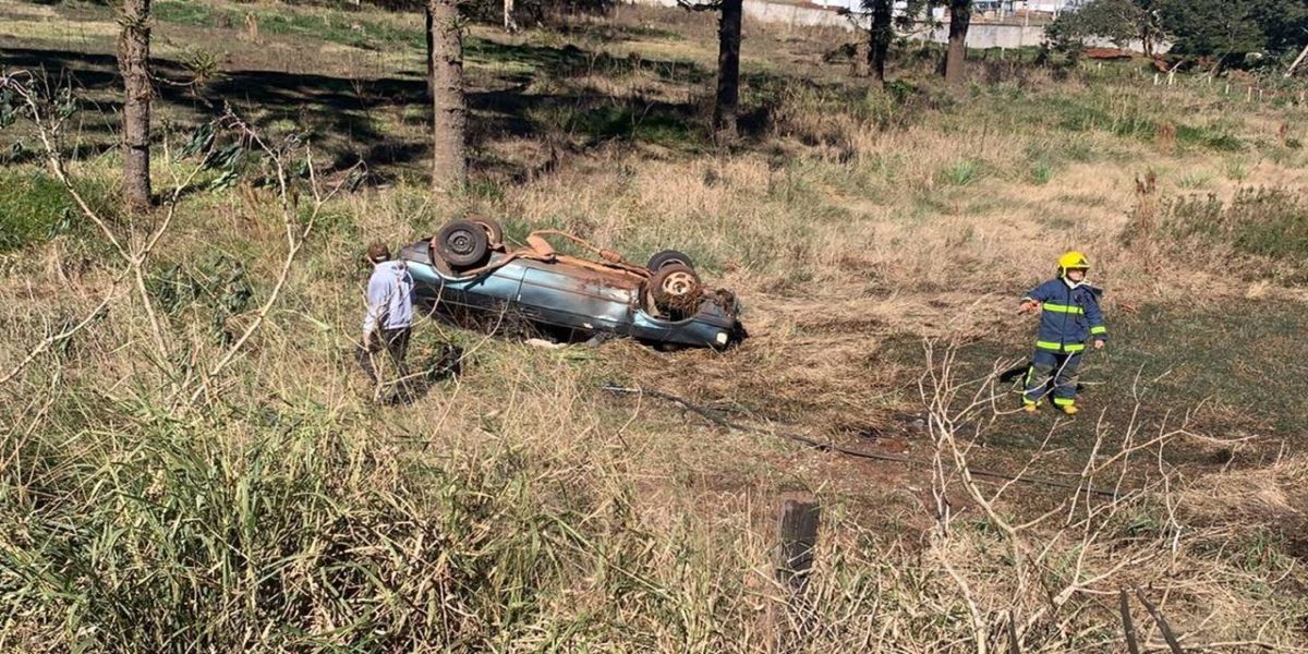 Mãe e filha ficam feridas após capotamento na Rua Pedro Baú