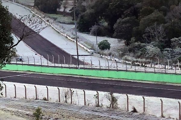Cascavel amanhece branca por conta da geada