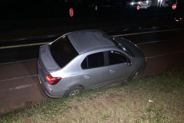 Imagem referente a notícia: Para evitar colisão frontal; motorista joga automóvel para canaleta de escoamento de água na BR-277
