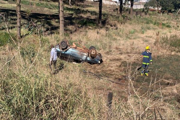 Imagem referente a notícia: Mãe e filha ficam feridas após capotamento na Rua Pedro Baú