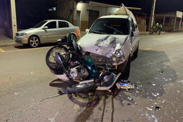 Imagem referente a notícia: Motociclista de 22 anos fica ferido após colisão de trânsito no Bairro Brasmadeira