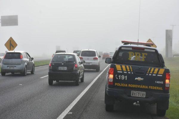 Imagem referente a notícia: PRF traz orientações para o trânsito seguro sob condições de baixa visibilidade