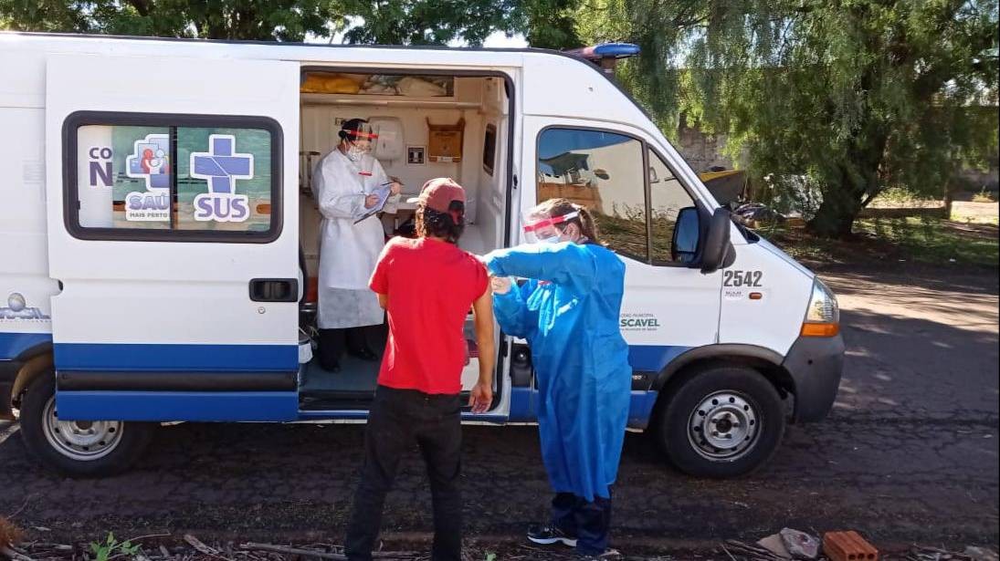 População em situação de rua é imunizada contra a Covid-19, em Cascavel