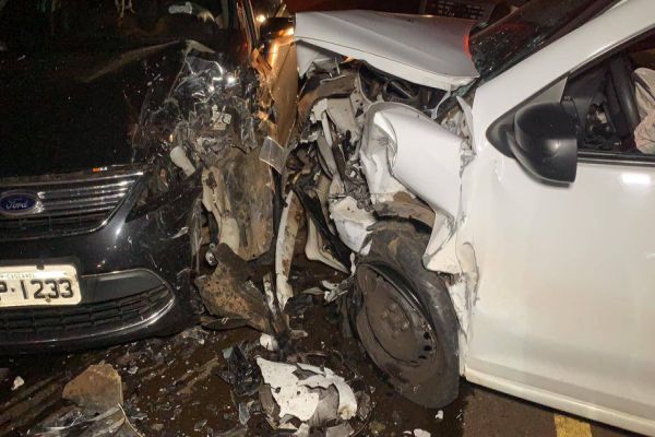 Imagem referente a notícia: Duas pessoas ficam feridas após colisão frontal no viaduto da Rua Olindo Periolo