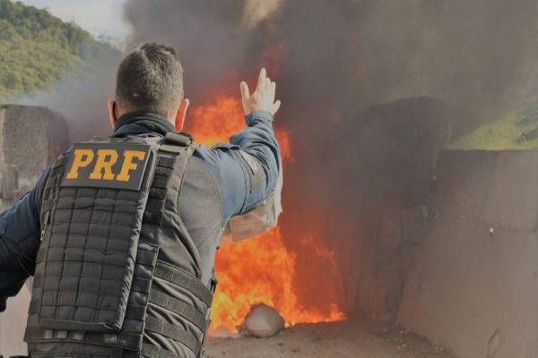 Imagem referente a notícia: PRF, em ação coordenada pela PF, incinera mais de duas toneladas de drogas no Paraná