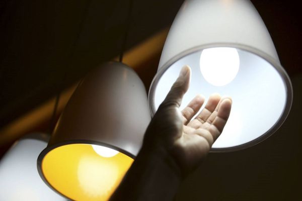 Imagem referente a notícia: Aneel sobe em 52% taxa extra na conta de luz, para R$ 9,49 por 100 kWh