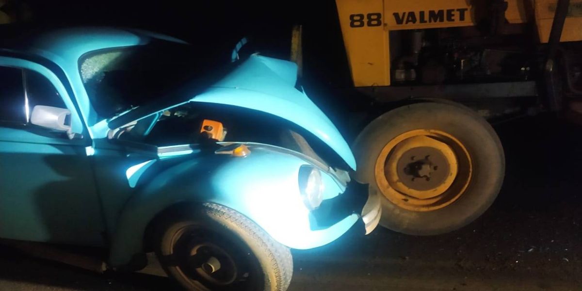 Colisão entre trator e fusca tira a vida de uma pessoa no Sudoeste