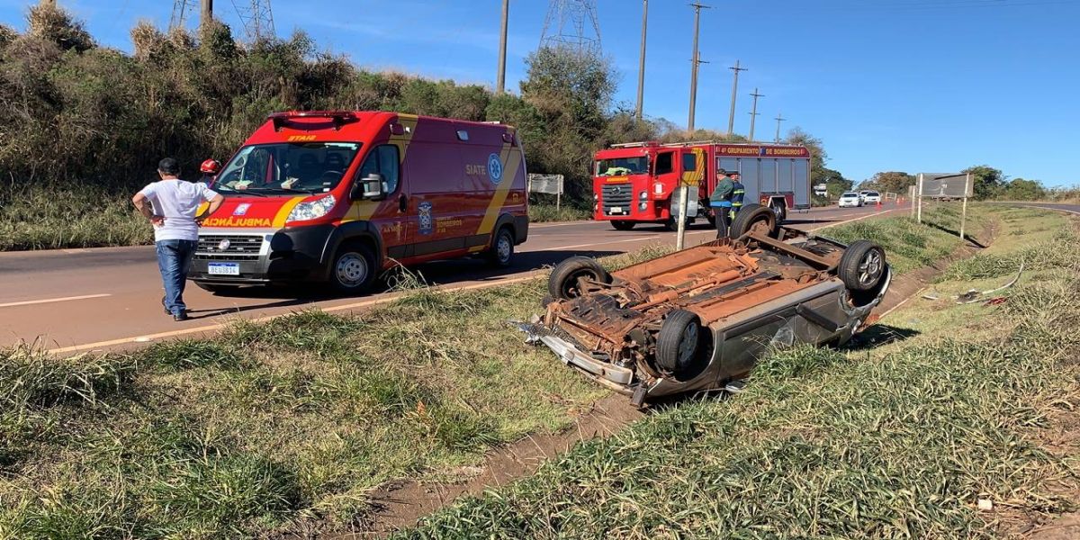 Durante tentativa de ultrapassagem, Sandero colide em caminhão e acaba capotando na BR-467