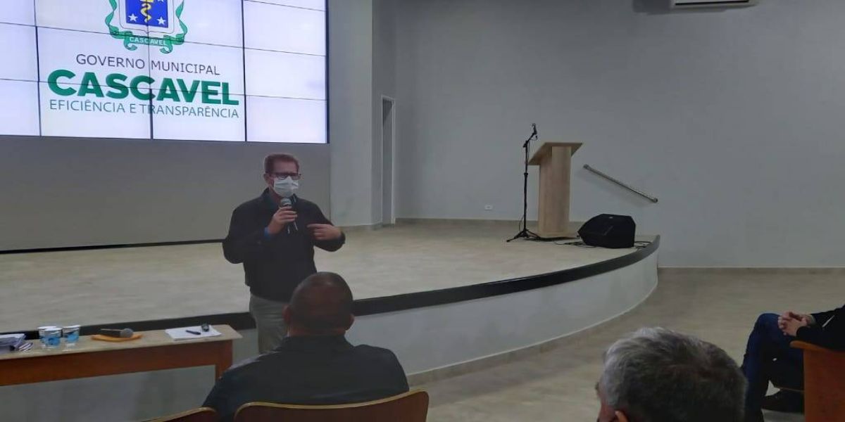 Reunião discute solução para fios soltos nas ruas de Cascavel