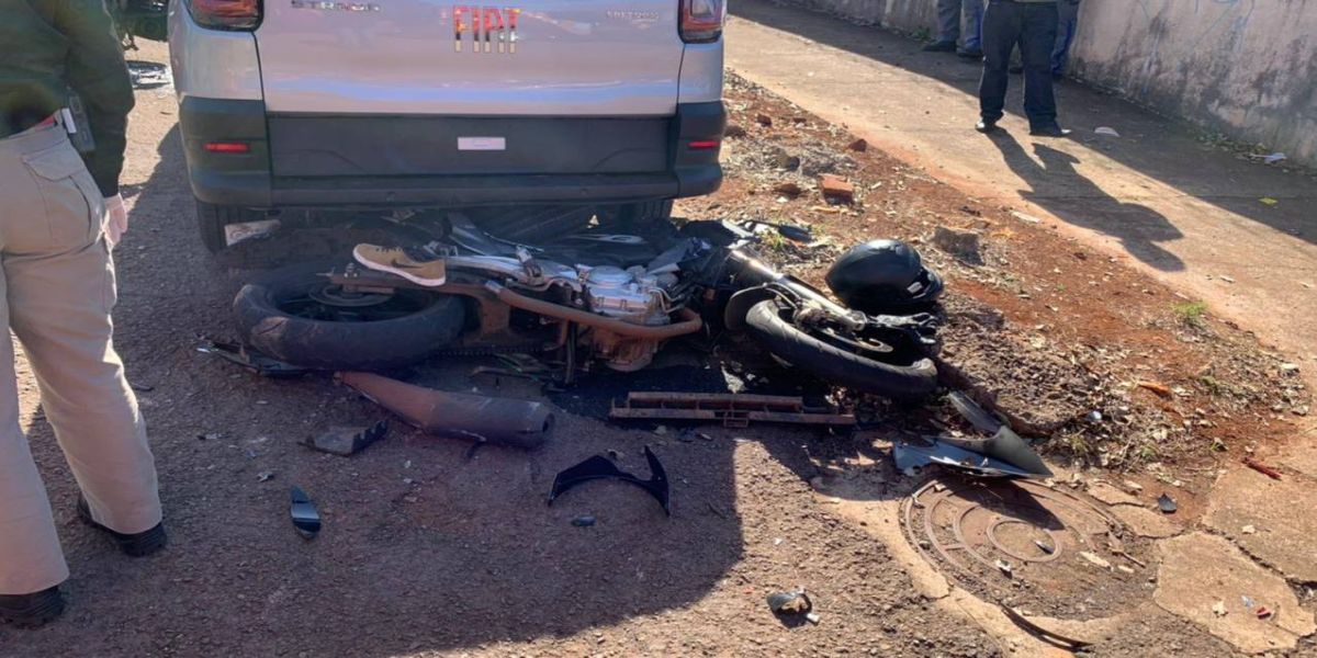 Motociclista fratura perna em colisão de trânsito no jardim Gramado em Cascavel