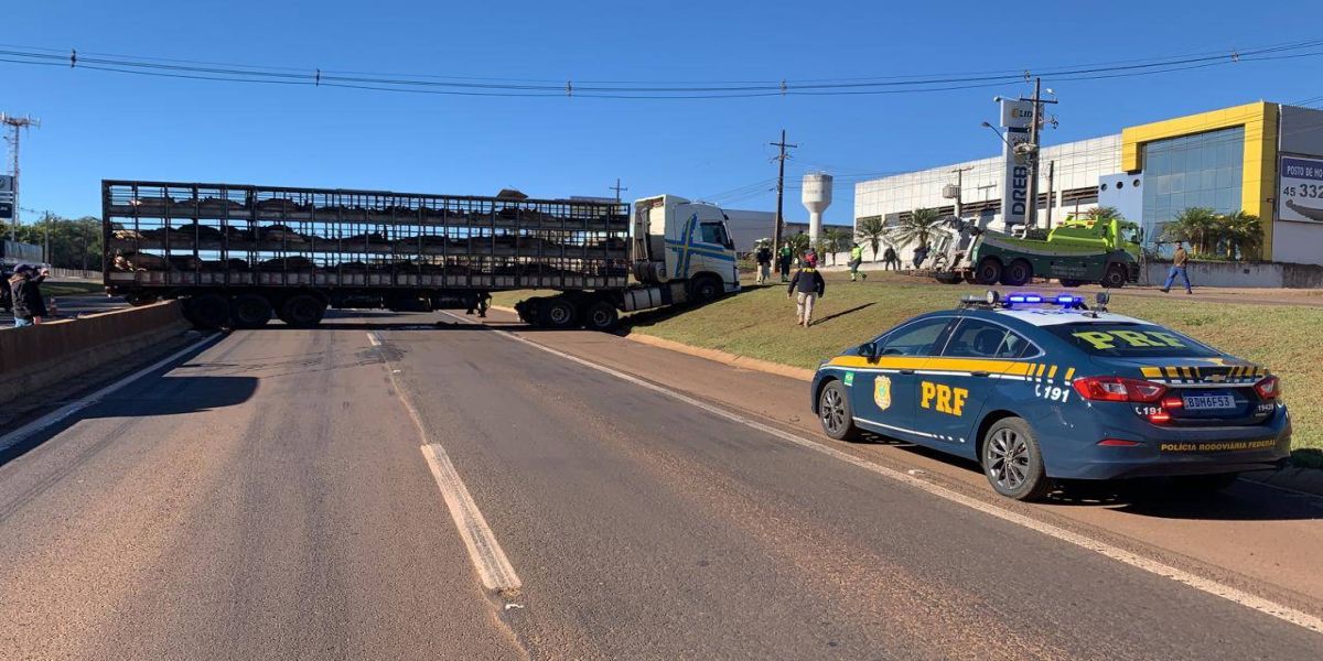 Caminhão carregado com suínos colide com guard-rail após descer desgovernado de BR-277 em Cascavel
