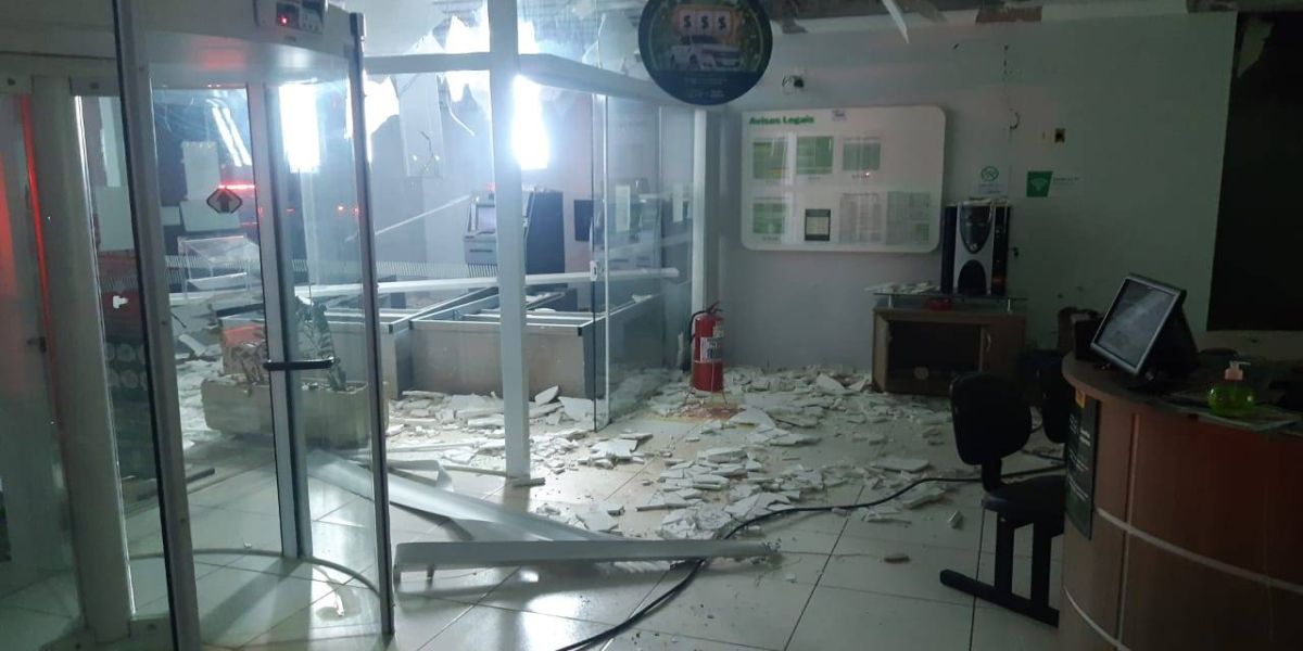 Bandidos explodem caixa eletrônico e cofre do Banco Sicredi em Campo Bonito; Vídeo