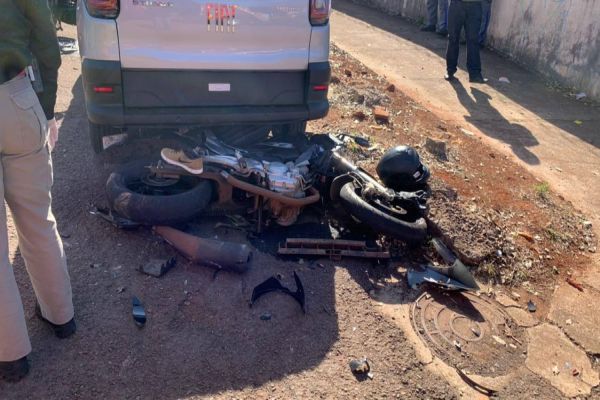 Imagem referente a notícia: Motociclista fratura perna em colisão de trânsito no jardim Gramado em Cascavel