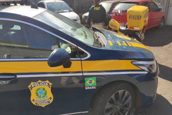 Imagem referente a notícia: Falso Sedex: PRF apreende 69 quilos de maconha no baú de uma moto no Paraná