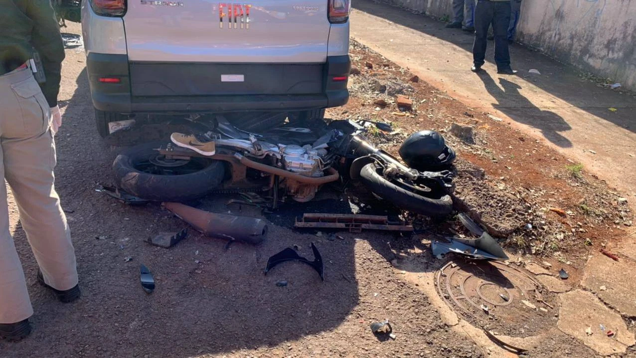 Foto relacionada a notícia: Motociclista fratura perna em colisão de trânsito no jardim Gramado em Cascavel