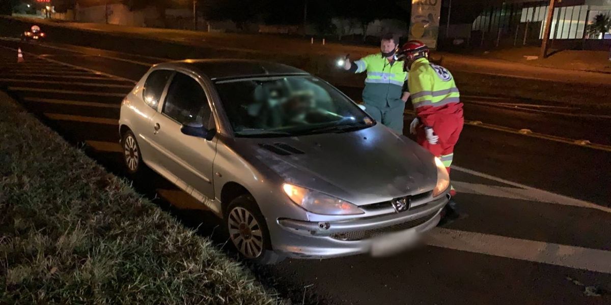 Motorista passa mal e sai da pista na rodovia BR-277 em Cascavel