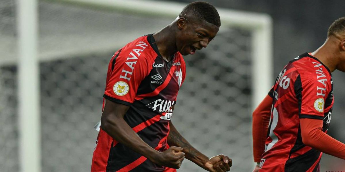 Em duelo na parte de cima da tabela, Athletico-PR bate Fortaleza