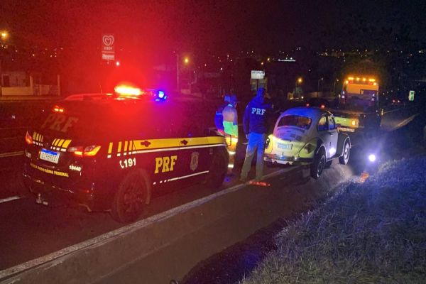 Imagem referente a notícia: Condutor de Fusca perde o controle da direção e fica preso em caneleta na BR-277 em Cascavel