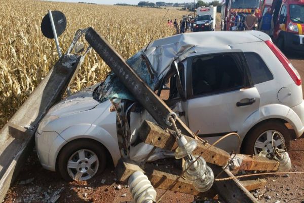 Homem morre e outro fica gravemente ferida após forte colisão em poste de energia elétrica em Toledo