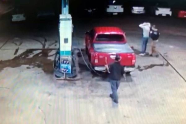 Imagem referente a notícia: Câmeras registram ação policial que apreende uma tonelada de maconha em posto de combustível