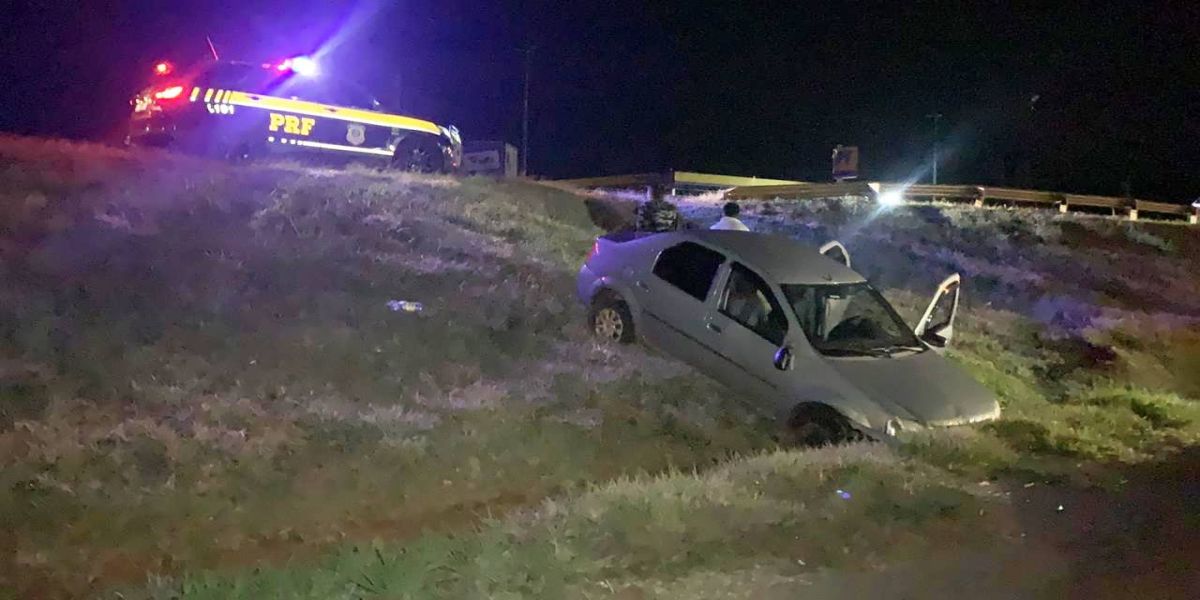 Duas pessoas ficam feridas após saída de pista na BR-277, no Bairro Guarujá