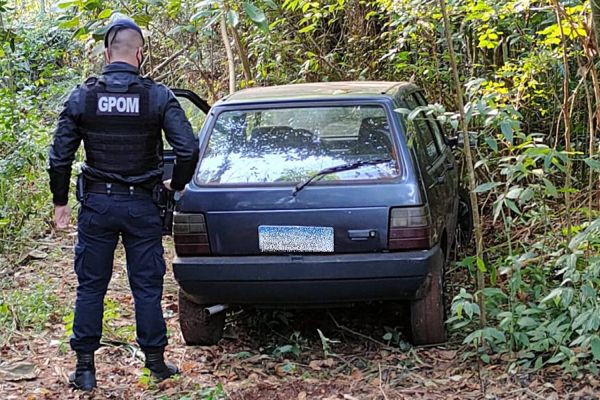Guarda Municipal recupera veículo furtado em meio a mata no final do Loteamento Positano