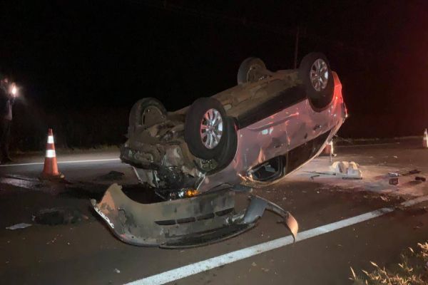 Imagem referente a notícia: Homem de 51 anos fica ferido após capotamento na BR-277, nas proximidades de contorno Oeste