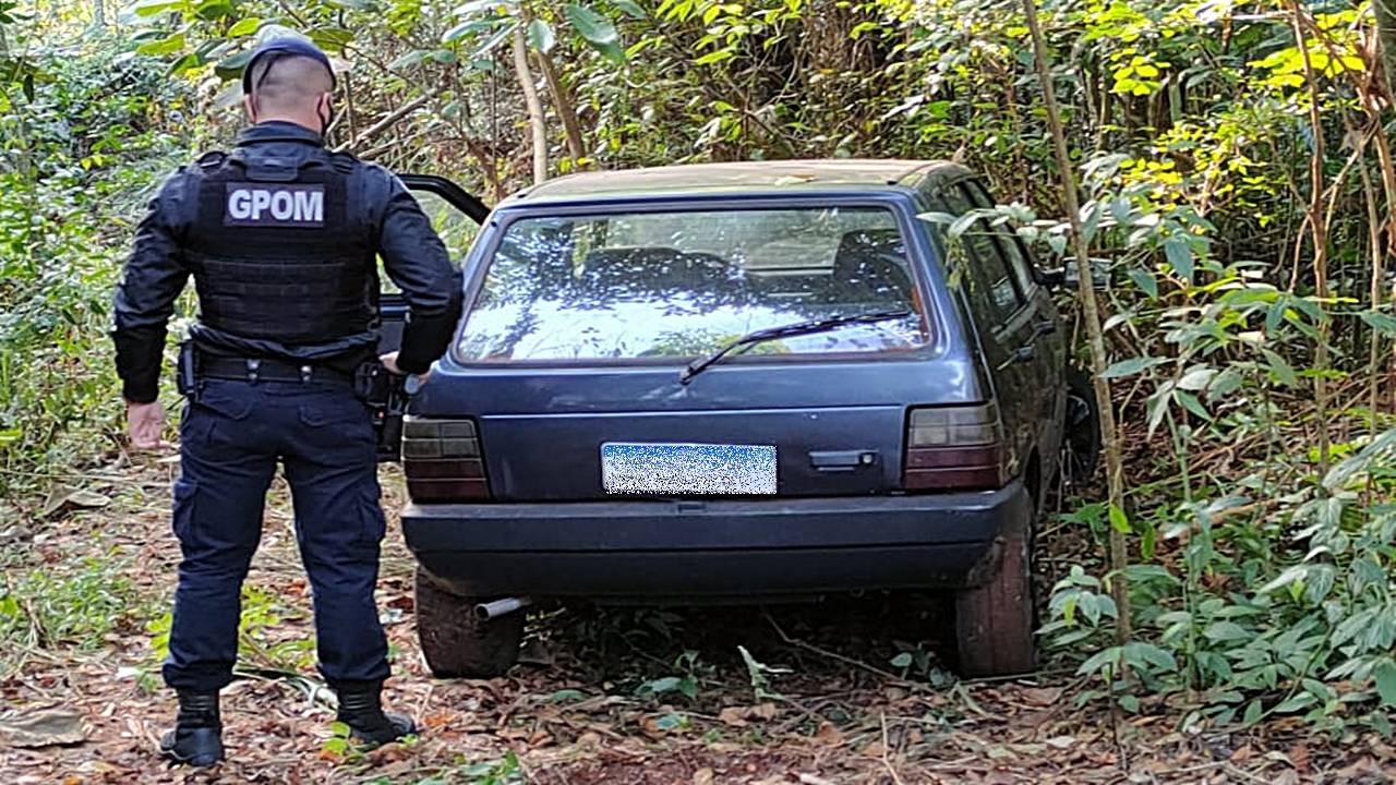 Guarda Municipal recupera veículo furtado em meio a mata no final do Loteamento Positano