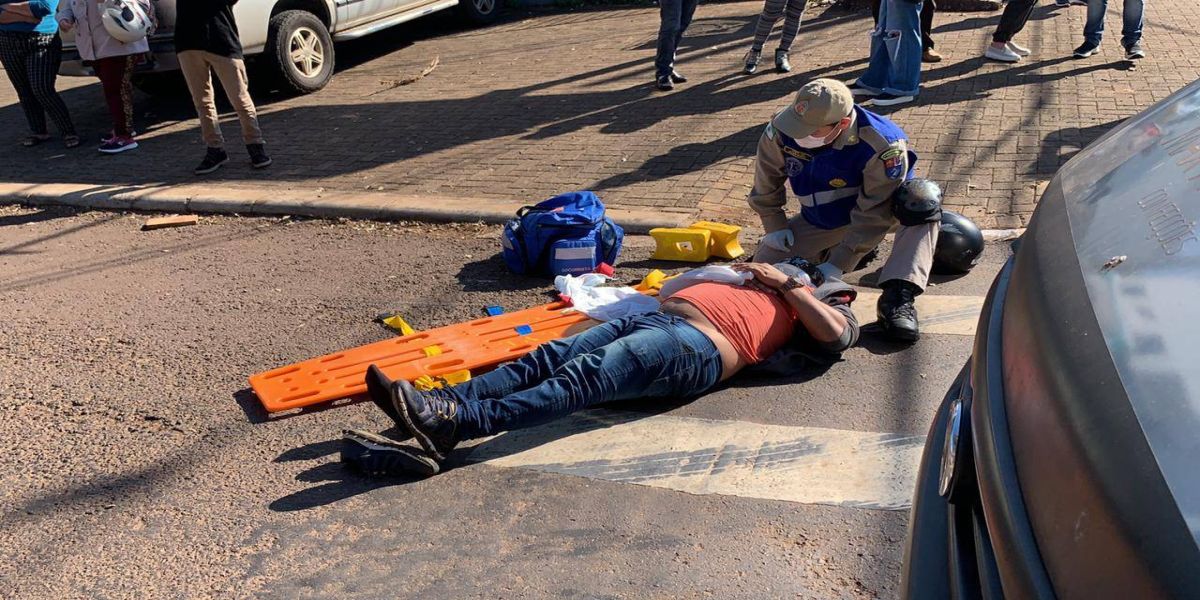 Mototaxista e passageiro ficam feridos após colisão de trânsito na Avenida Brasil