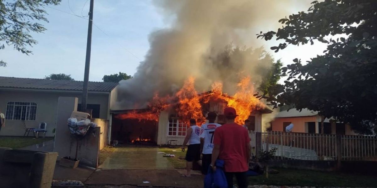 Família de Cafelândia perde tudo após incêndio na residência; Vídeo