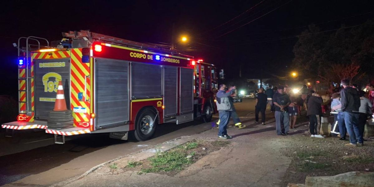 Corpo de Bombeiros é mobilizado para combater incêndio em residência no Bairro Cascavel Velho
