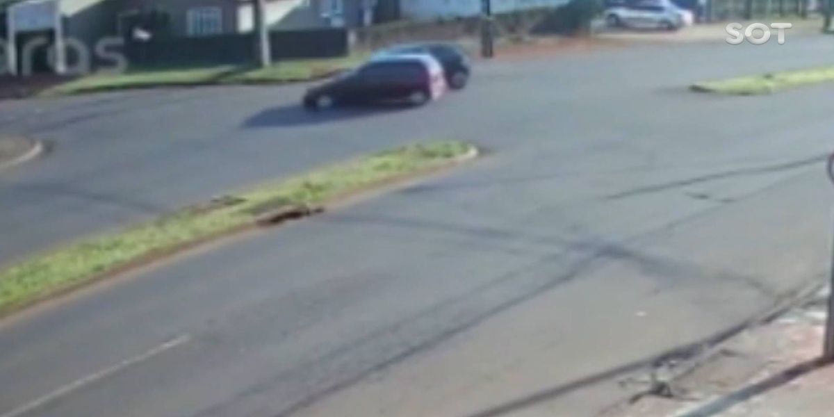 Câmeras de segurança registra colisão entre carros na Avenida Rocha Pombo