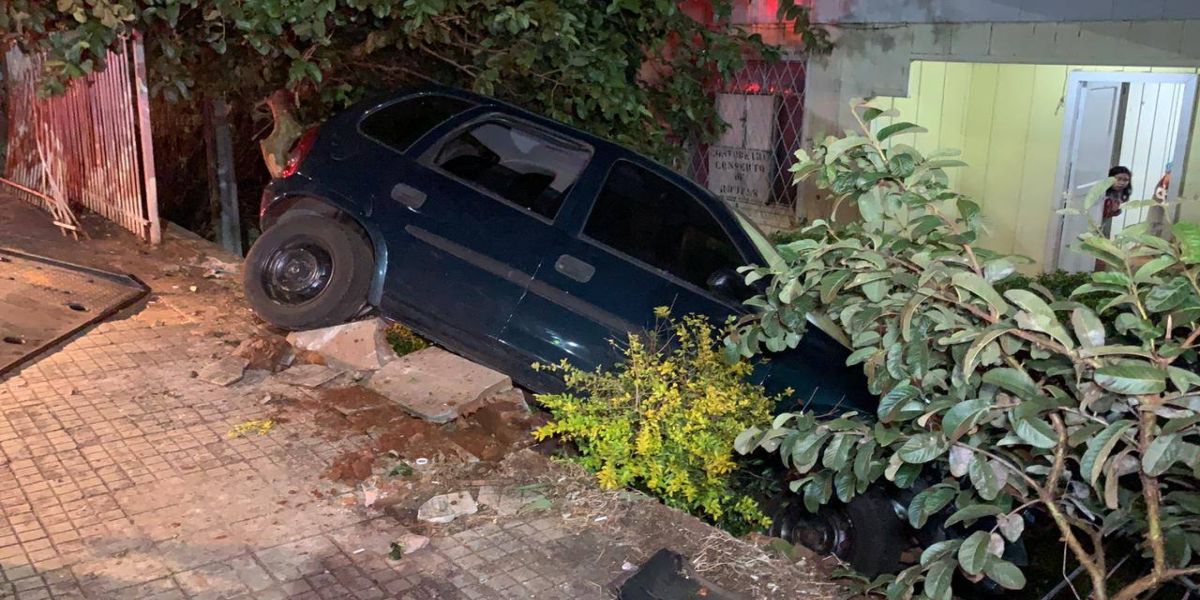 Carro invade residência na Rua Minas Gerais no centro de Cascavel